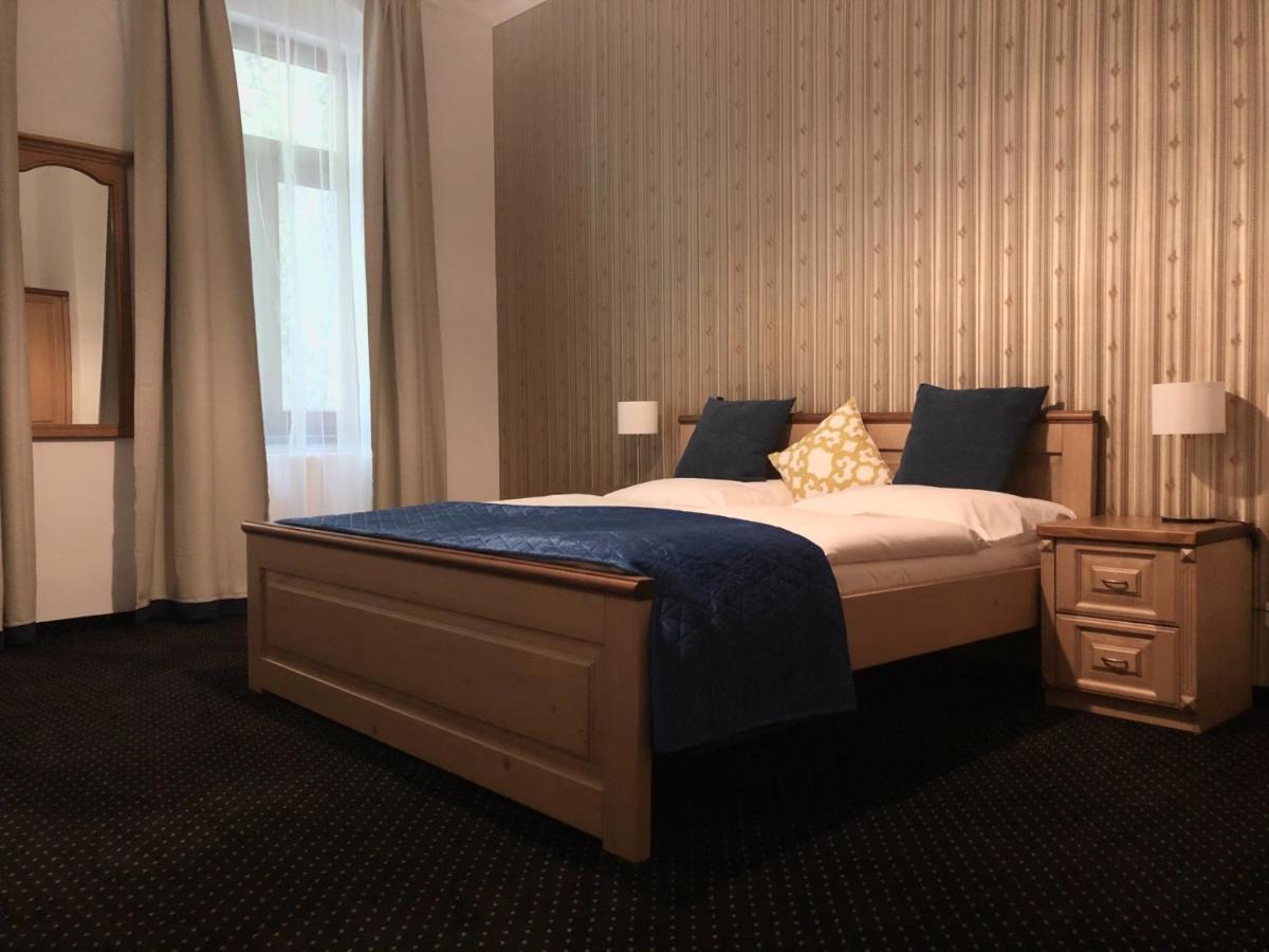 Pension Drei Rosen Karlovy Vary Extérieur photo